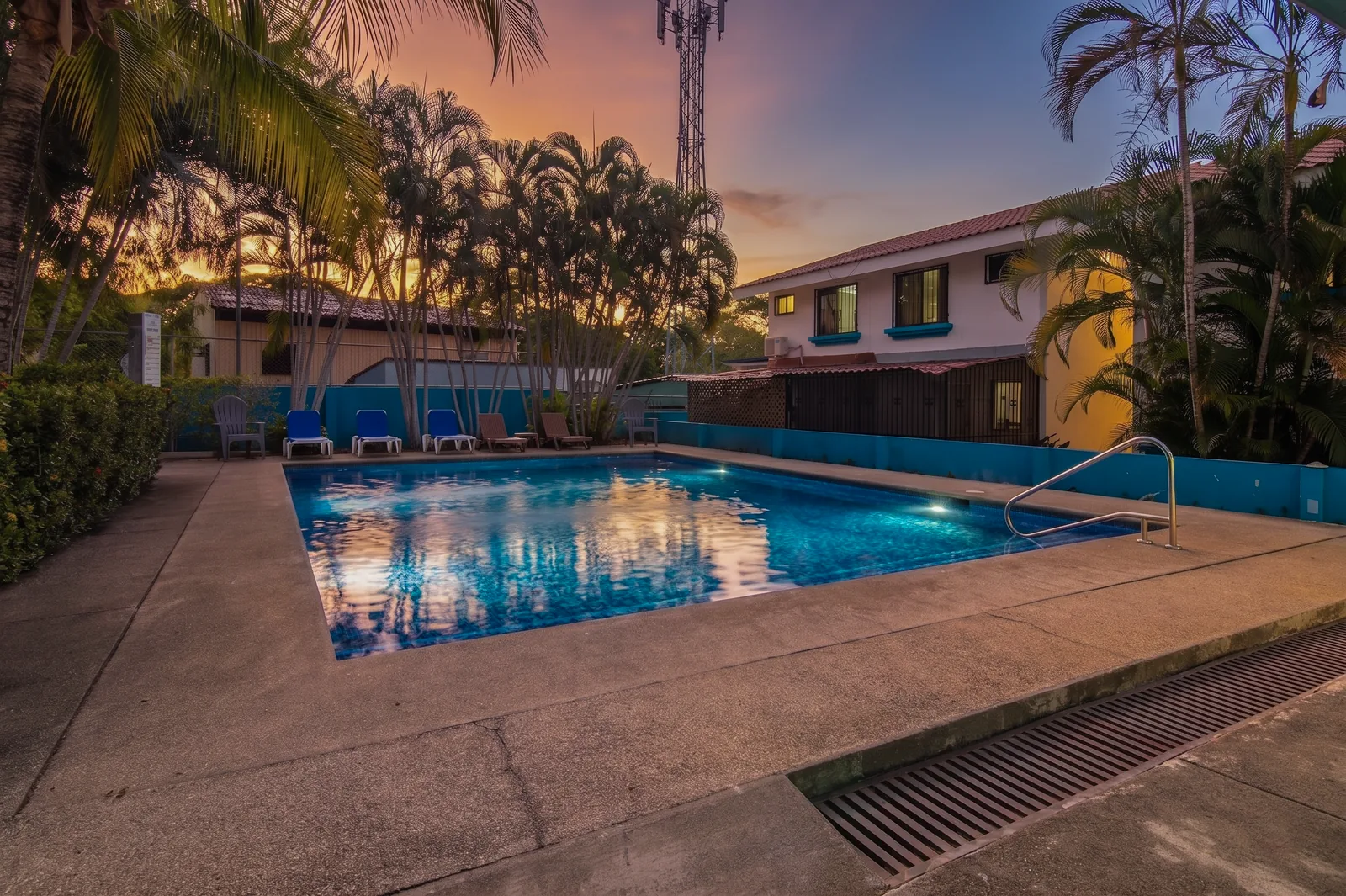 Vue au crépuscule de la piscine communautaire à Aquamarine, Las Palmas