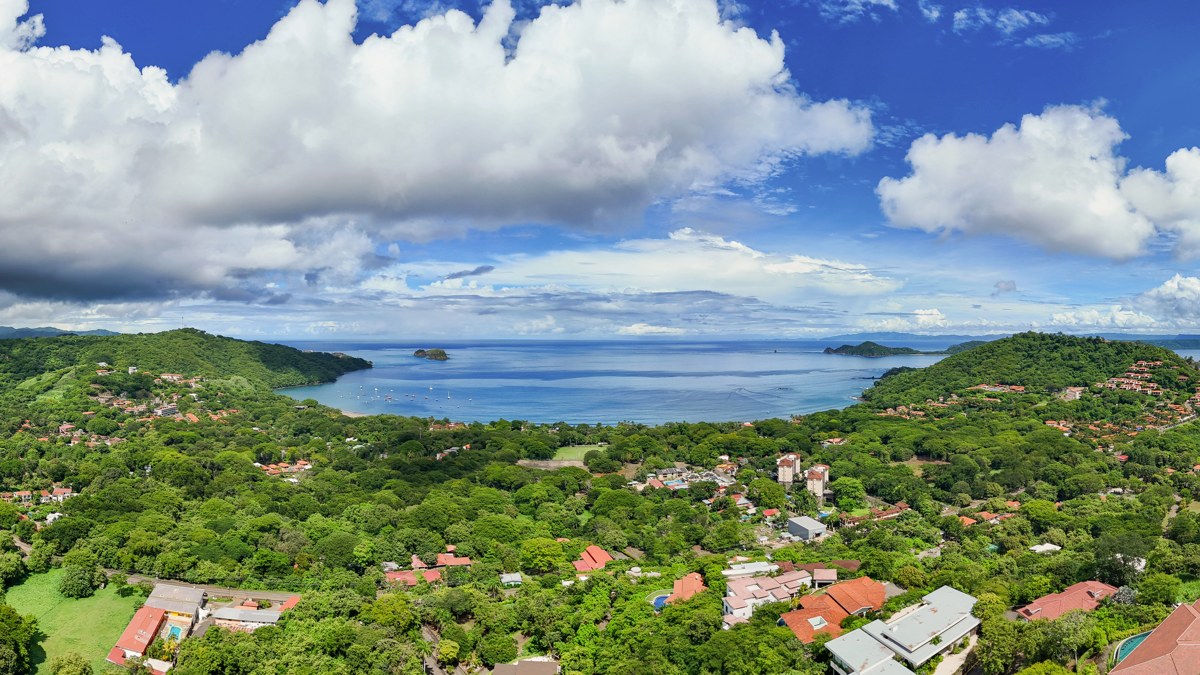 Vue panoramique de la côte du Guanacaste à Playa Hermosa, au Costa Rica, avec des collines vertes qui entourent la baie