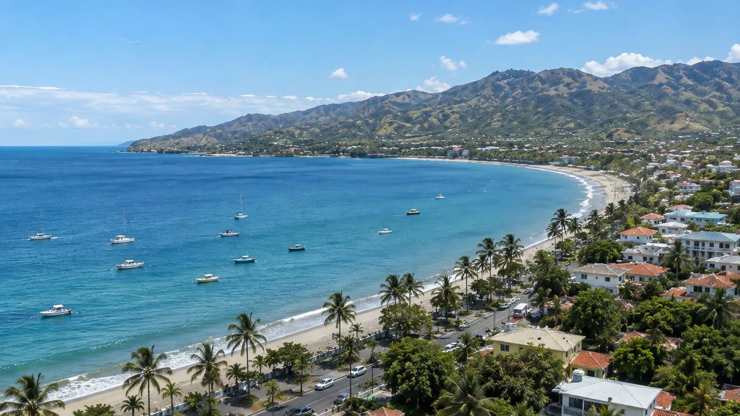 Vue aérienne de la baie et de la plage de Playas del Coco, Costa Rica, sous un ciel bleu