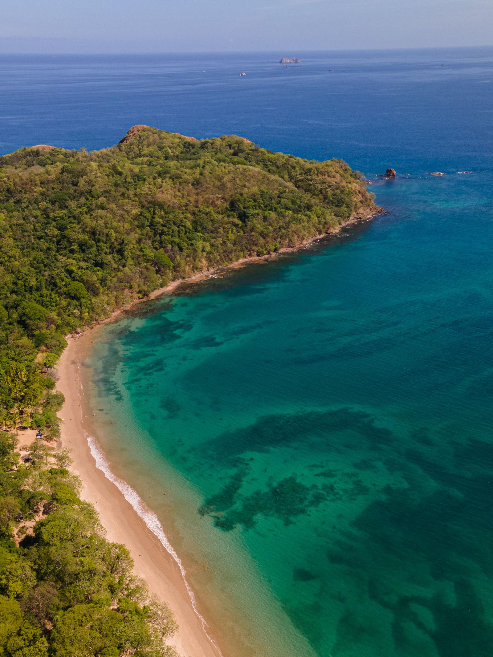 Vue aérienne d'une baie isolée aux eaux turquoise et d'une côte verdoyante au Guanacaste, Costa Rica