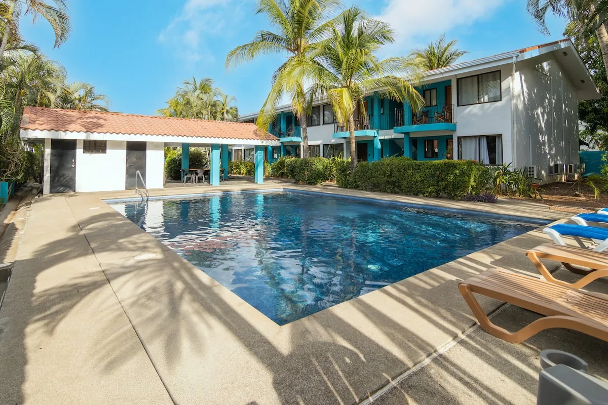 Piscine de Casa Liro à Playas del Coco pendant la journée