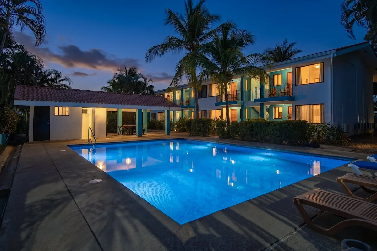 Piscine de Casa Liro illuminée le soir