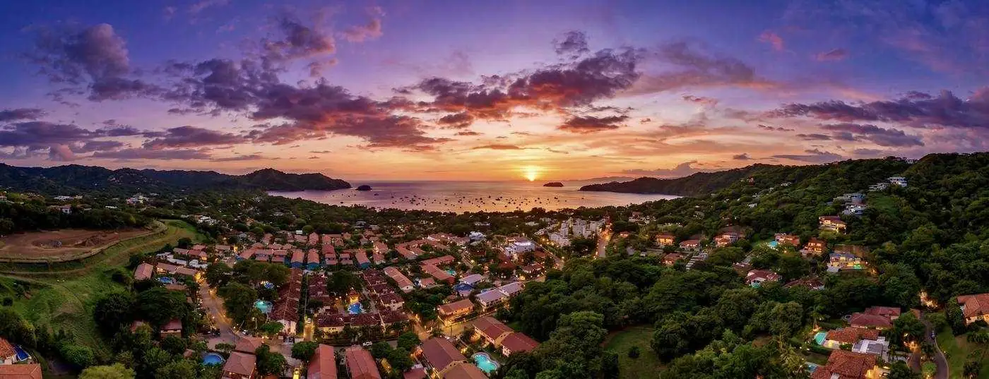 Vue aérienne de la baie et du littoral de Playas del Coco