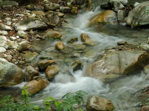 Río Colorado running over volcanic rock near Curubandé