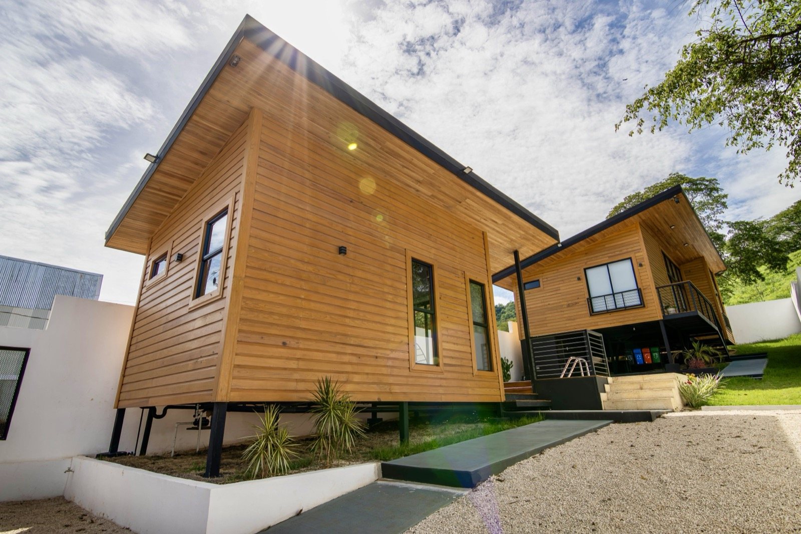 Casa principal y estudio revestidos en madera en Nanku Esencia