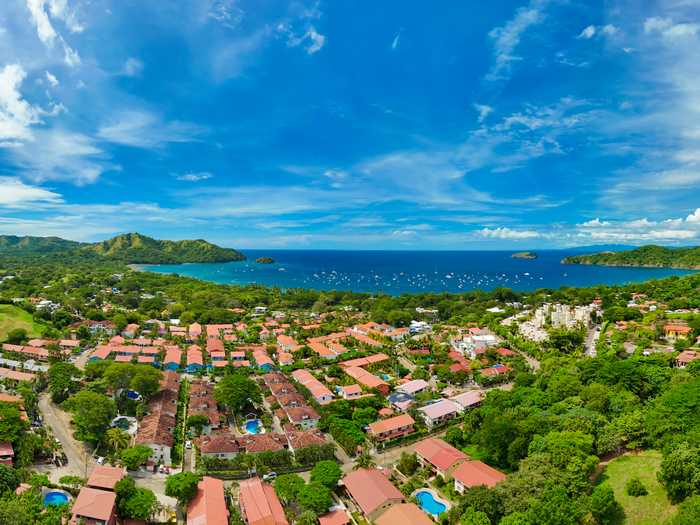 Vue aérienne de jour de la baie à Playas del Coco, Guanacaste