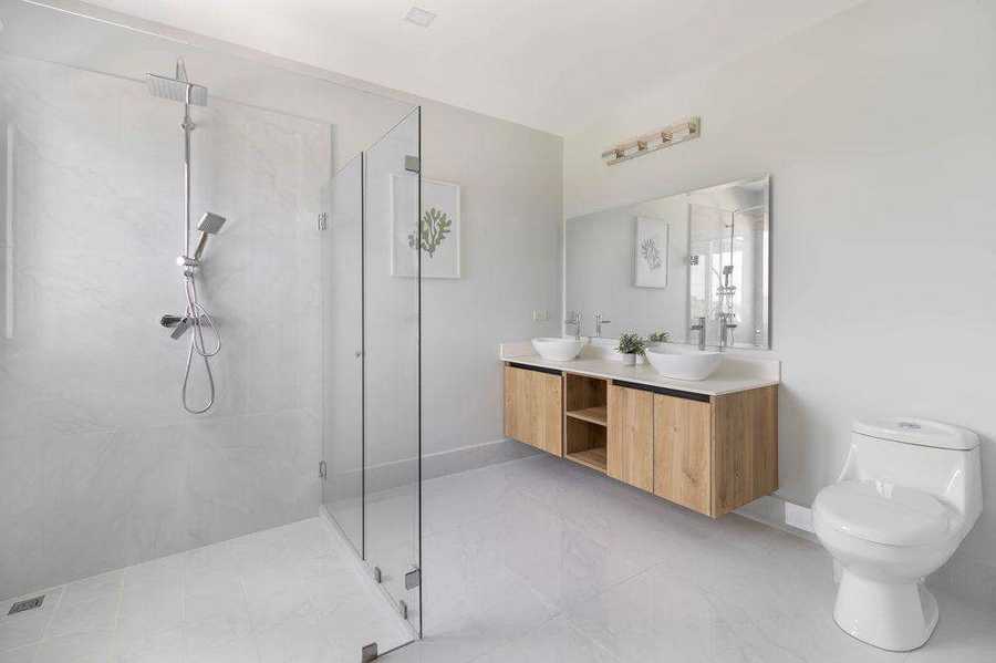Salle de bain de style spa avec douche en verre et meuble suspendu