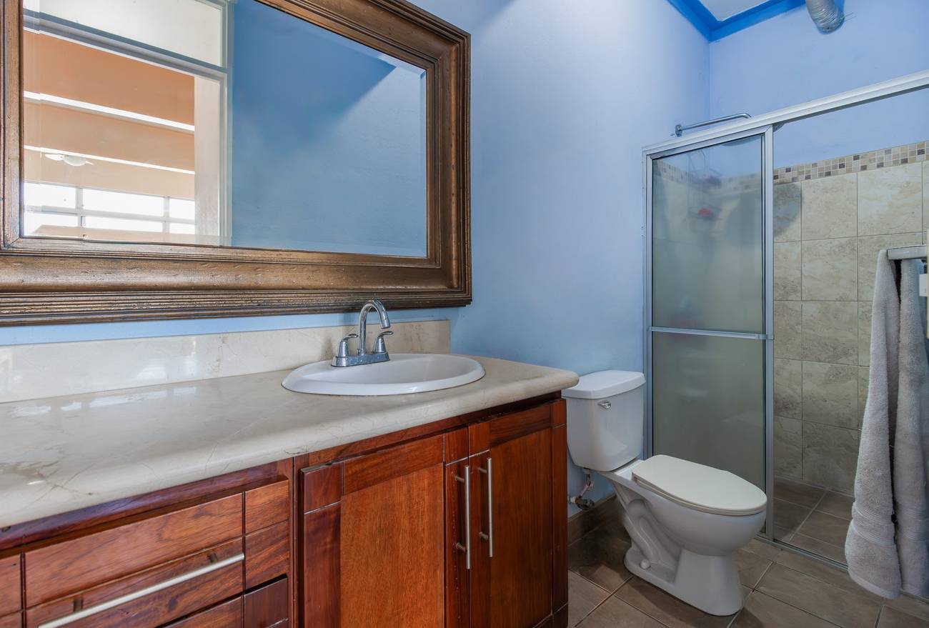 Tucanes #5 bathroom